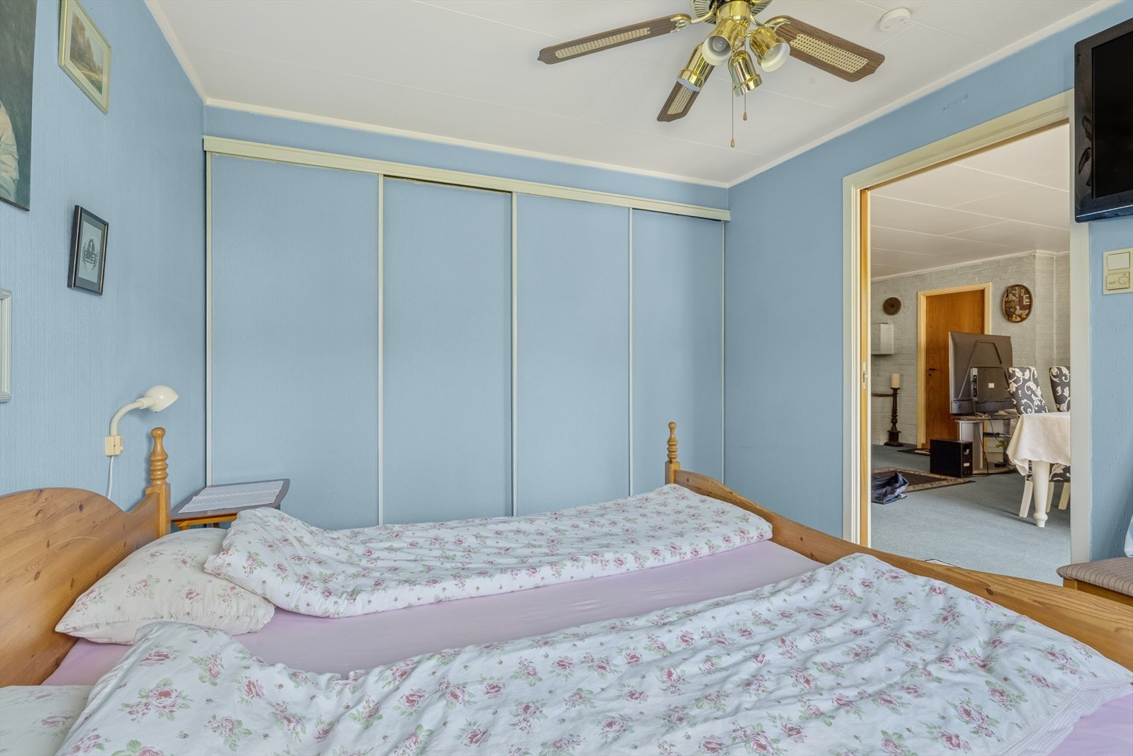 Hovedsoverommet byr på svært god plass til dobbeltseng, garderobeløsning og øvrig møblement, og gir en rolig ramme for avslapning. Galleribilde