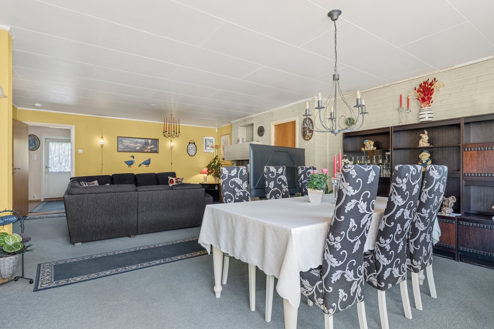 Romslig stue med mulighet for fleksibel møblering av både sofa- og spiseplass. Galleribilde