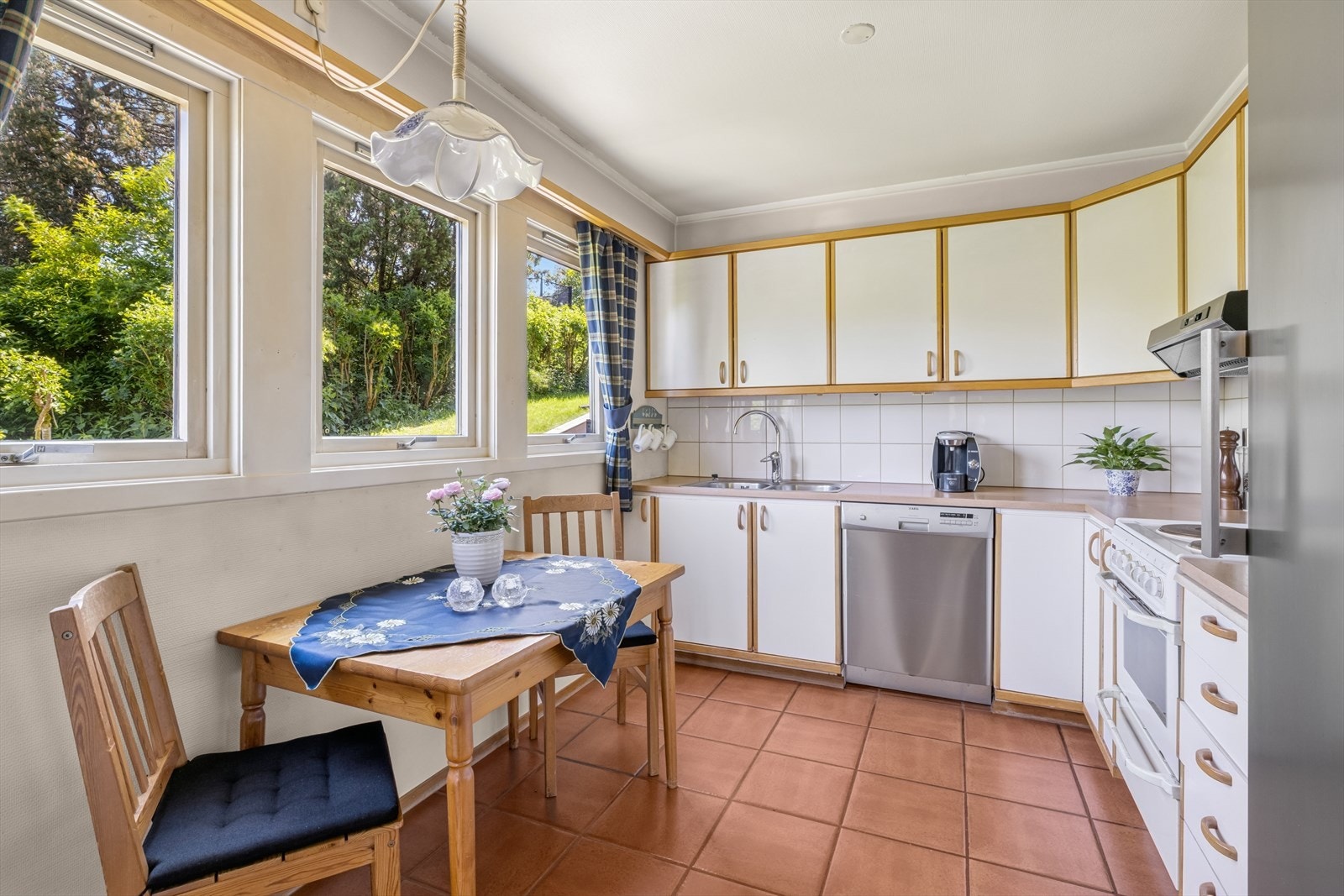 Overflater og innredning har vanlig bruksslitasje - perfekt for deg som ønsker å modernisere etter egen smak. Galleribilde