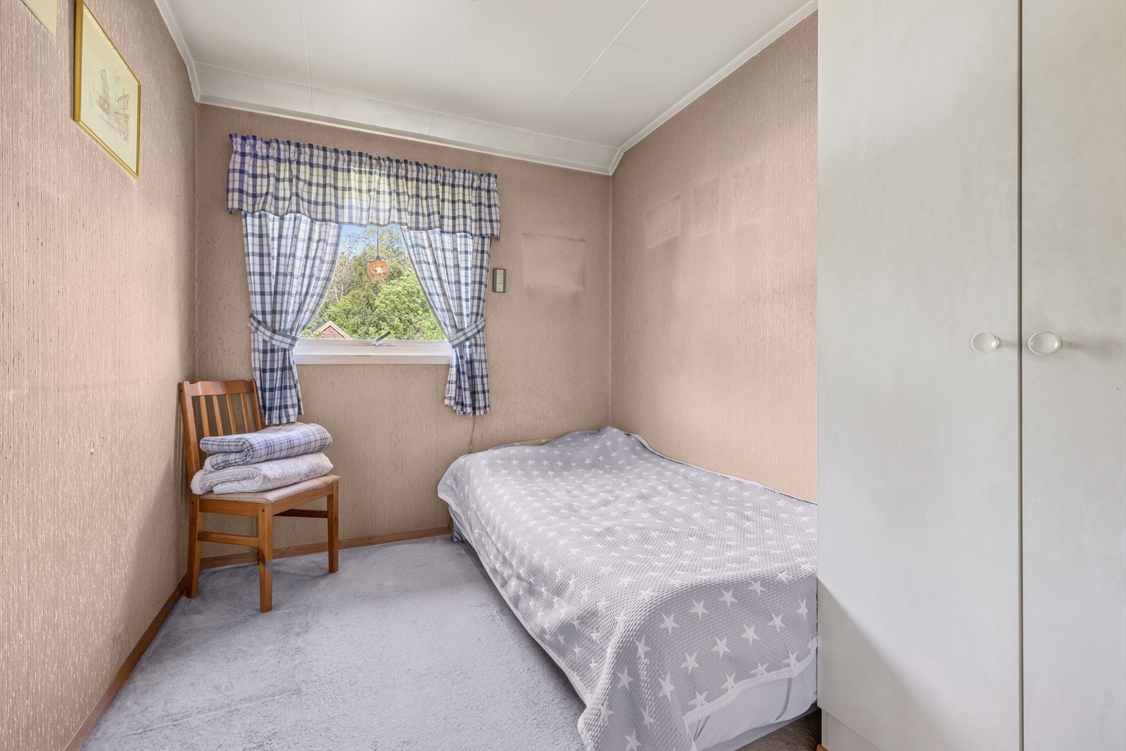 Leiligheten har to soverom. Soverom 2 egner seg perfekt som barnerom, gjesterom eller et lyst og praktisk hjemmekontor - tilpasset dine behov. Galleribilde