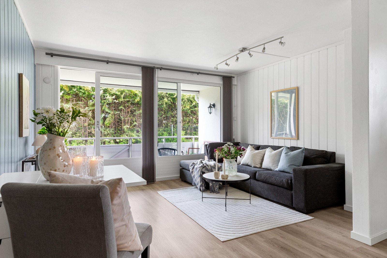 Rommet oppleves innbydende med store vindusflater ved endeveggen. Galleribilde