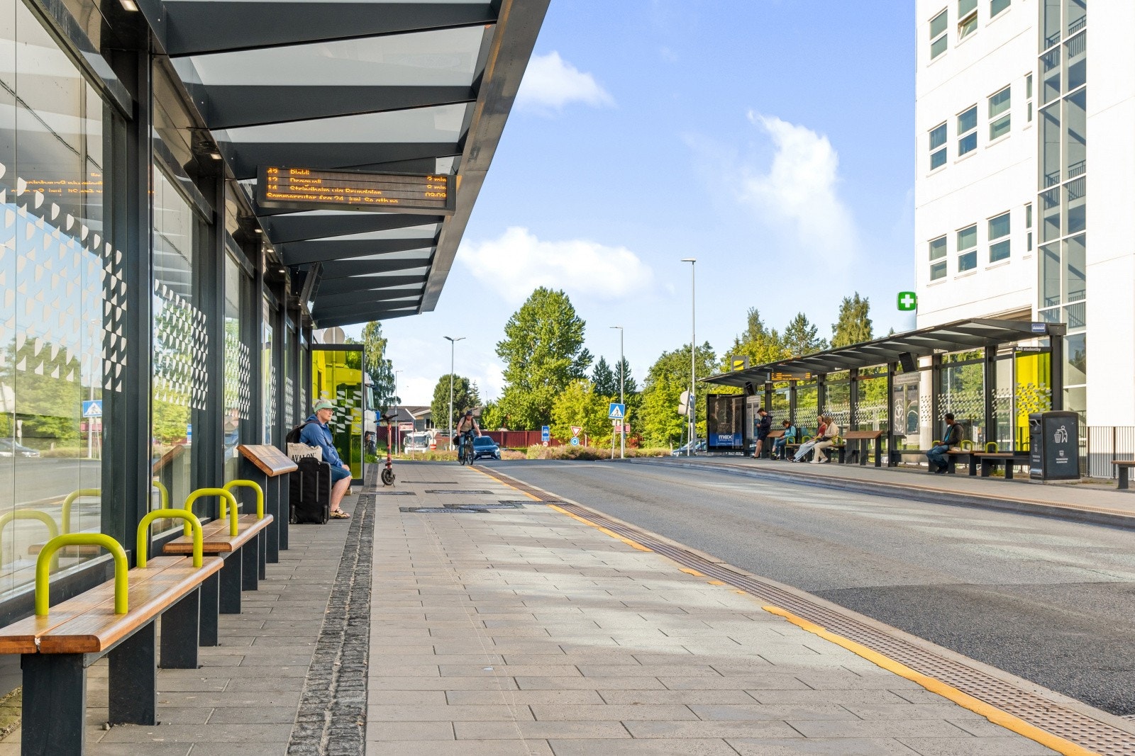 Gode bussforbindelser gjør det enkelt og raskt å komme seg til øvrige bydeler. Galleribilde