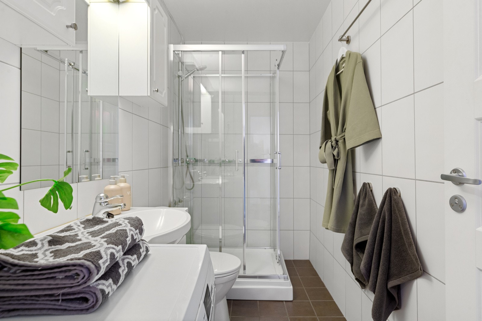 Øvrig innredning består av opplegg for vaskemaskin, servant, servantskap, dusjkabinett og toalett. Galleribilde
