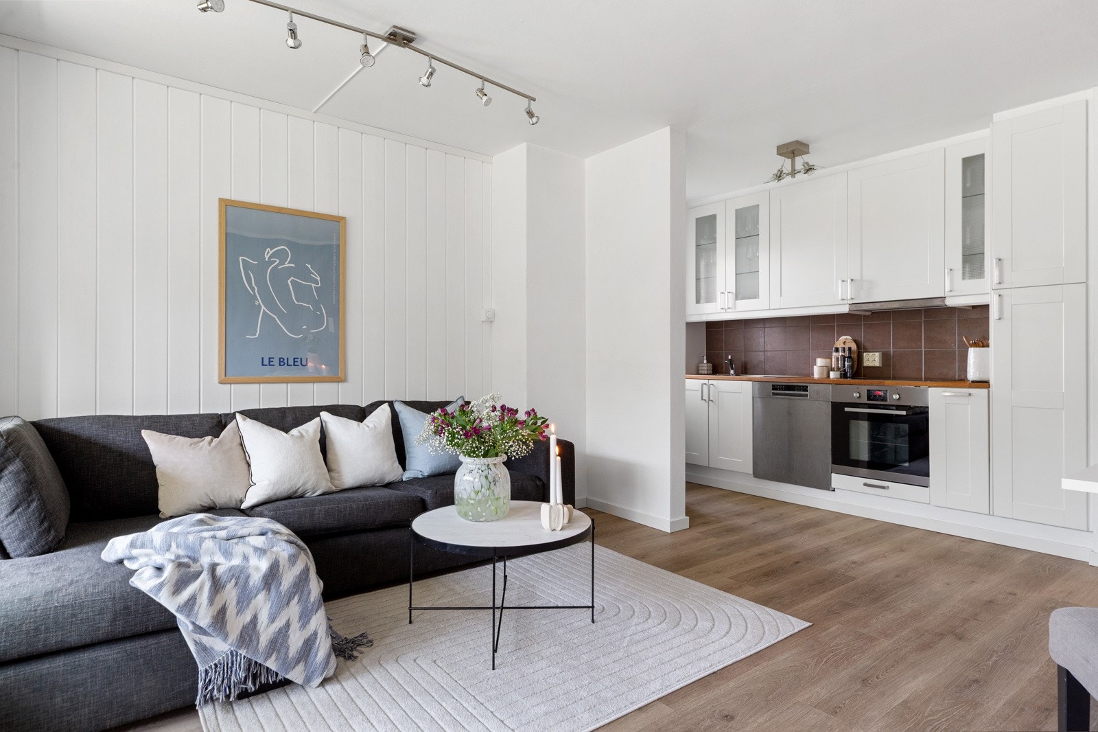 Planløsningen gir plass til både spisebord, sofagruppe og ytterligere møblering. Galleribilde