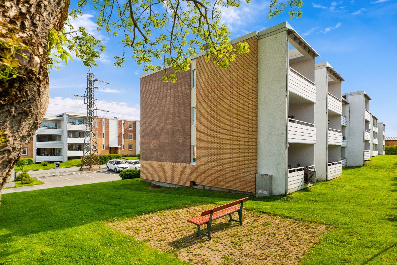 Borettslaget har store og pent opparbeidede grøntområder med fotballbane, aktivitetspark, lekeplass, grillområder og felleshage bestående av ti pallekarmer. Galleribilde