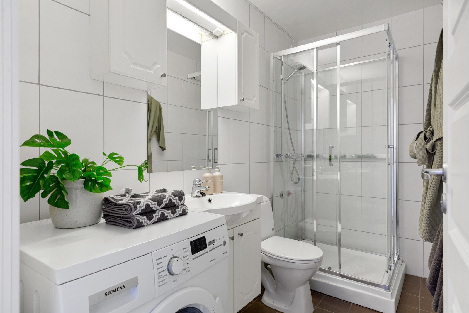 Badet har flislagte overflater og behagelig gulvvarme. Galleribilde