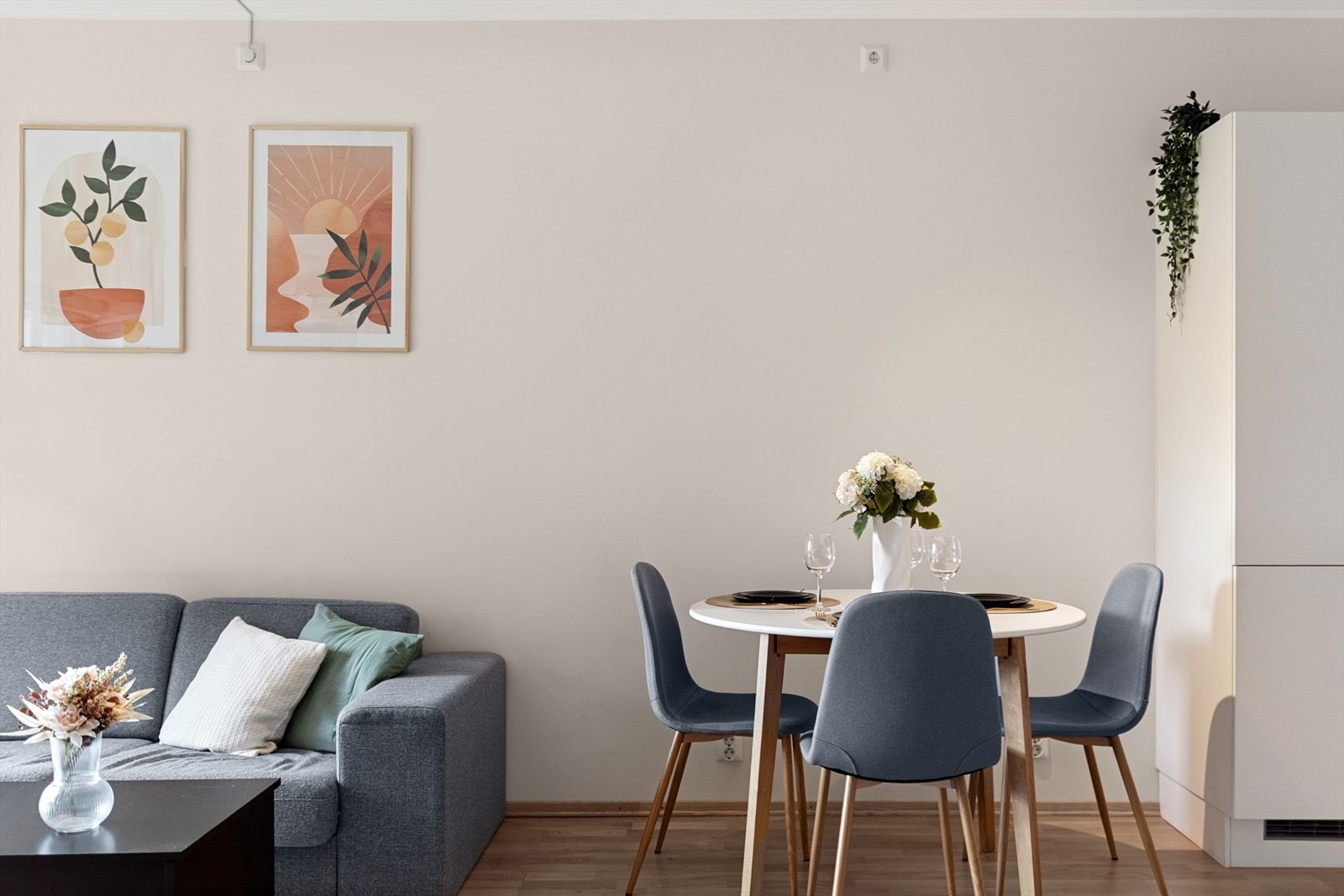 Flott leilighet med jevnt over høy kvalitet på innredning og utstyr med bla. smarthusteknologi for styring av lys og varme. Galleribilde