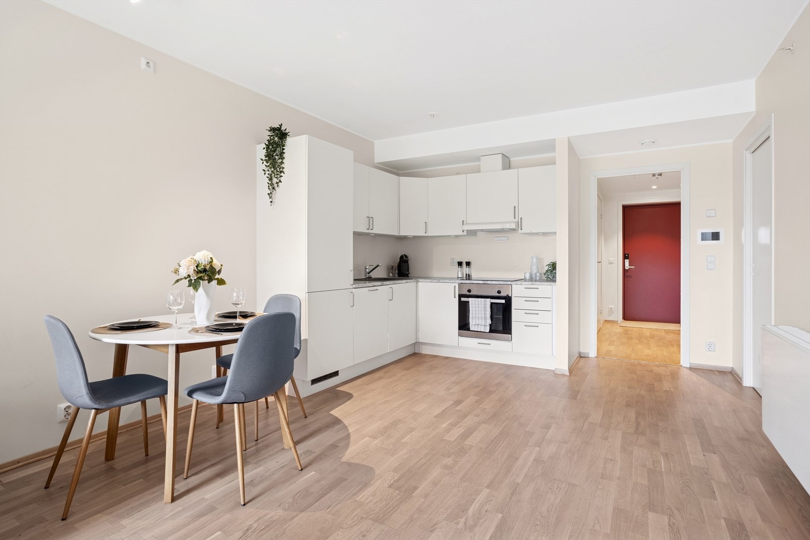 God plass til spisebord i stue Galleribilde