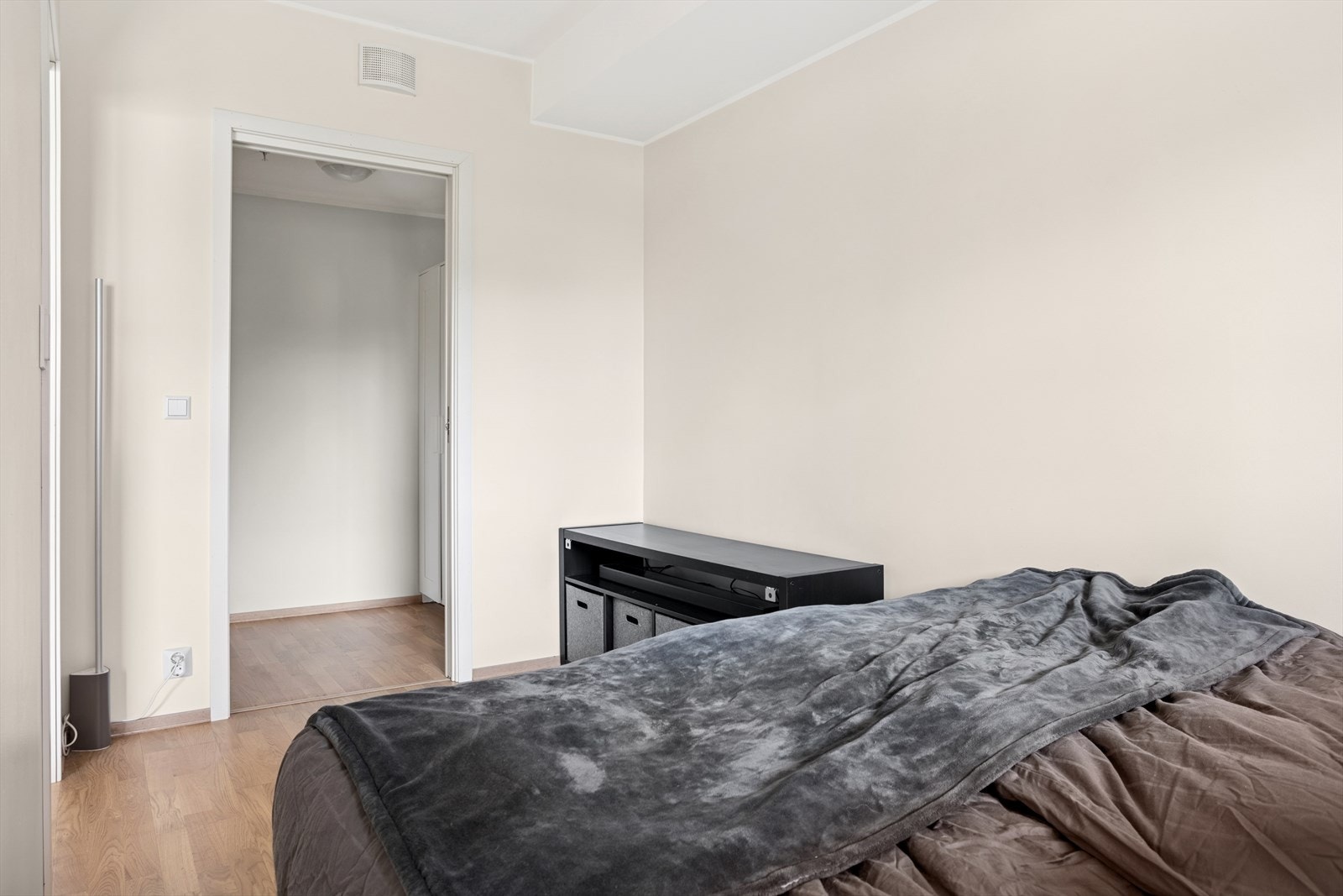 Fra hovedsoverom er det tilgang til egen walk-in closet Galleribilde