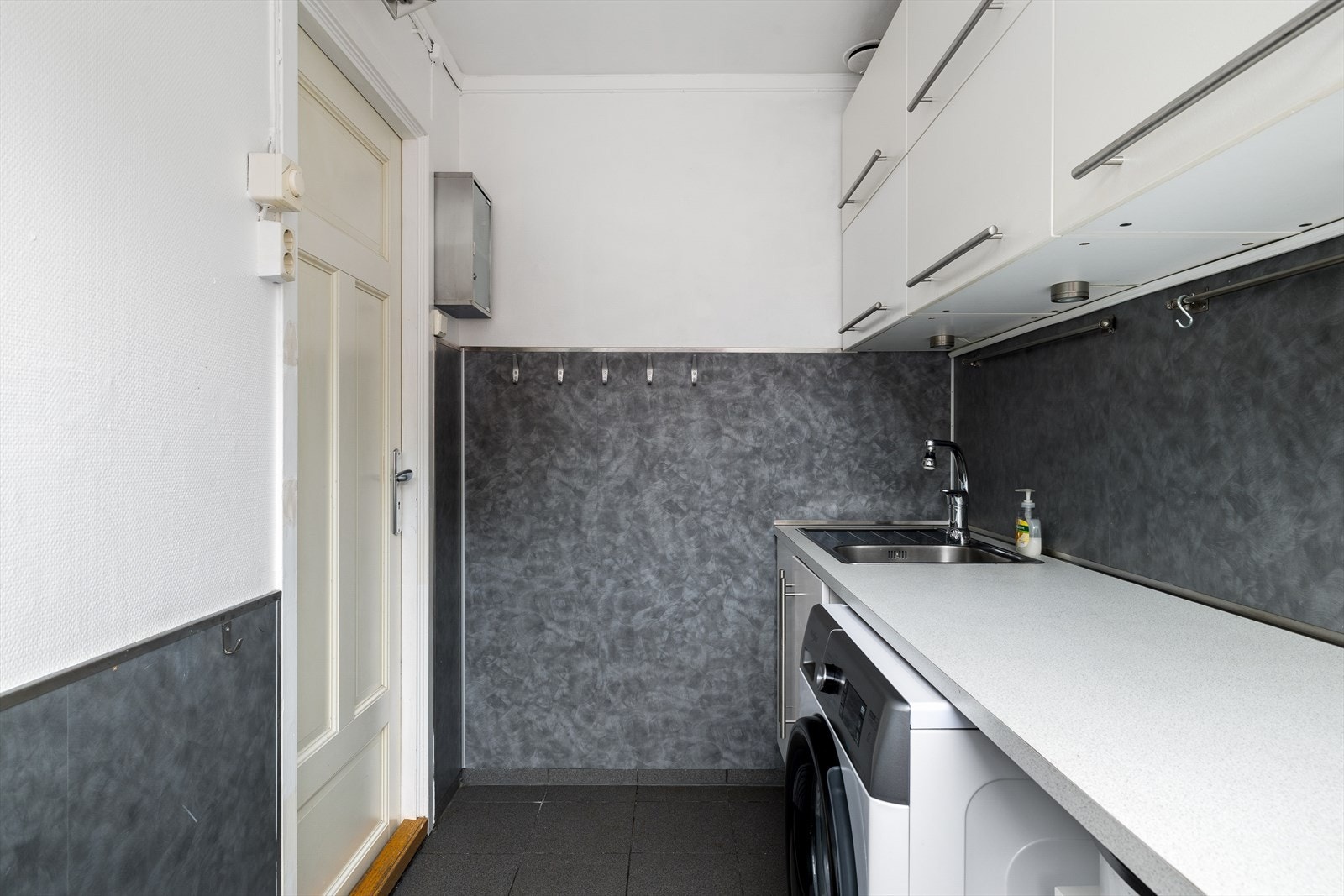 Mekanisk avtrekk via loftsvifte sørger for god ventilasjon, i tillegg til tilluft gjennom dør. For ekstra komfort er det montert en vegghengt stråleovn som gir effektiv oppvarming. Galleribilde