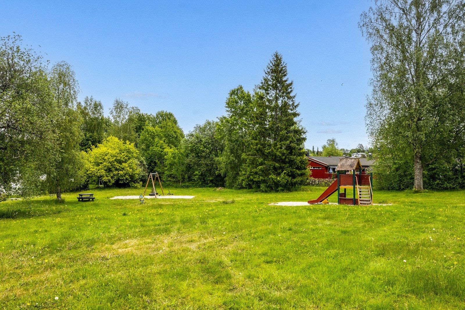 Den korte avstanden gjør det enkelt å holde oversikt. I tillegg finnes det gangavstand til både barnehager, skoler og flotte turområder, noe som gjør beliggenheten svært attraktiv for barnefamilier. Galleribilde