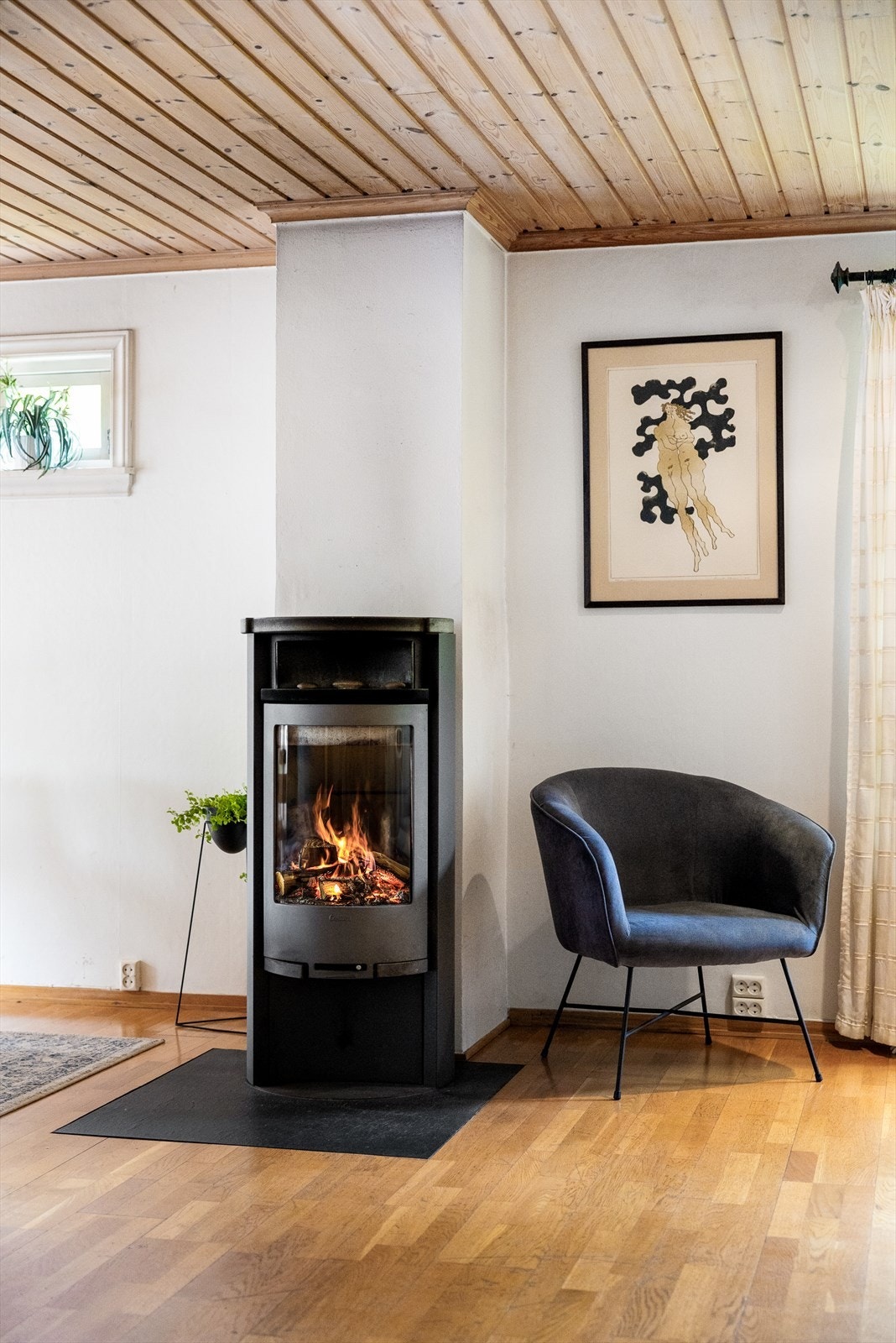 Spotter i taket gir godt og jevnt lys, og en flott peisovn tilfører både varme og kos på kjølige kvelder. Galleribilde