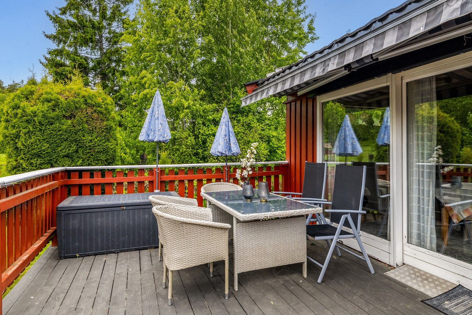 Hyggelig terrasse med morgensol - et perfekt sted for dagens første kaffekopp. Terrassen ligger lunt og skjermet fra innsyn, og gir deg en rolig start på dagen med sollys som strømmer inn fra tidlig morgen. Galleribilde