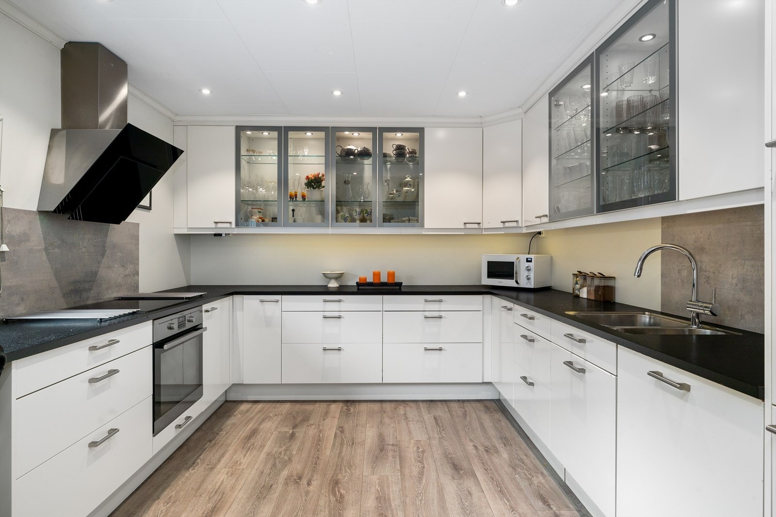 Kjøkkenet fremstår romslig og funksjonelt, med moderne innredning og glatte fronter som gir et stilrent uttrykk. Galleribilde