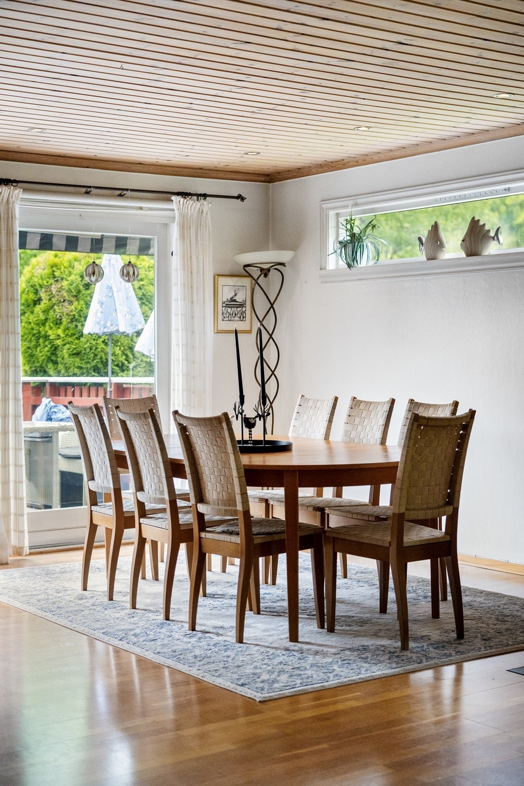 Den store spiseplassen er et naturlig samlingspunkt i stuen. Her er det god plass til et stort spisebord med mange sitteplasser - ideelt for både hverdagsmiddager og hyggelige selskap med familie og venner. Galleribilde