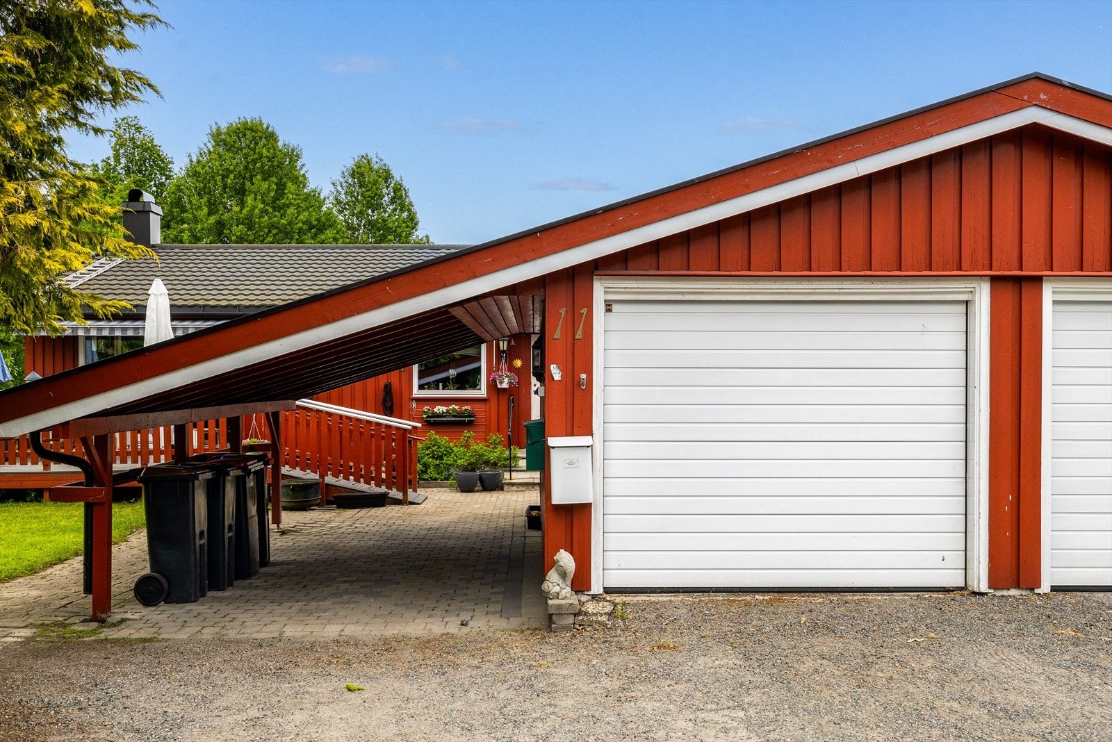 Her er det god plass til parkering. Enten i garasje, carport eller i egen gårdsplass. Galleribilde
