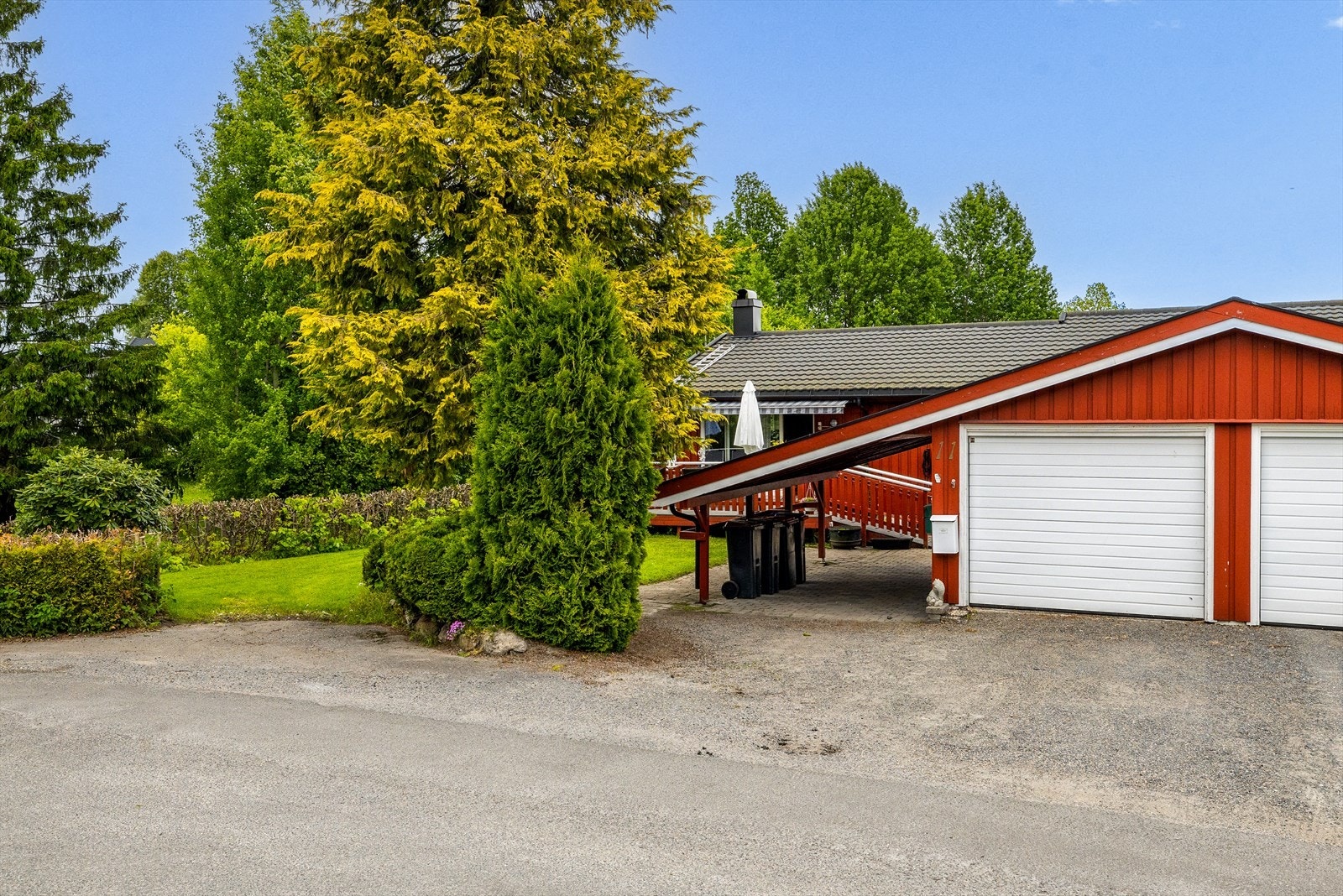 Pent opparbeidet tomt som gir et svært godt førsteinntrykk. Gårdsplassen er lagt med belegningsstein som både er dekorativ og praktisk, og gir et ryddig og stilrent uttrykk. Galleribilde