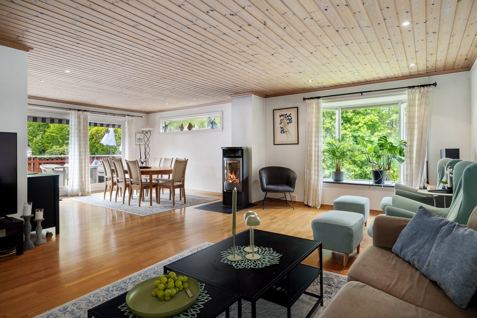 Stuen fremstår som lys og innbydende med god takhøyde og store vindusflater som slipper inn rikelig med dagslys. Galleribilde