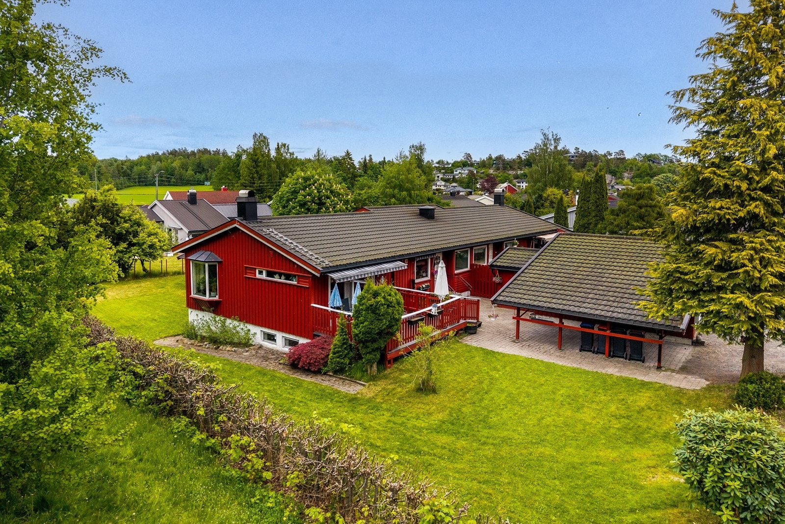 Et hjem for hele familien - solrike uteplasser og frodige omgivelser. Galleribilde