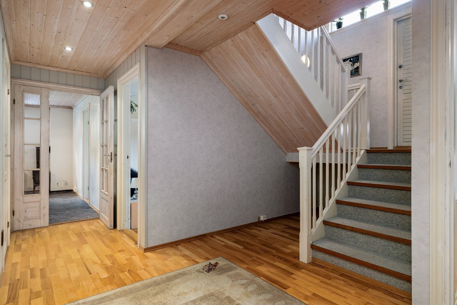Romslig og funksjonell gang i underetasjen som binder sammen boligens tre soverom, en hyggelig TV-stue, bad samt flere praktiske boder. Galleribilde