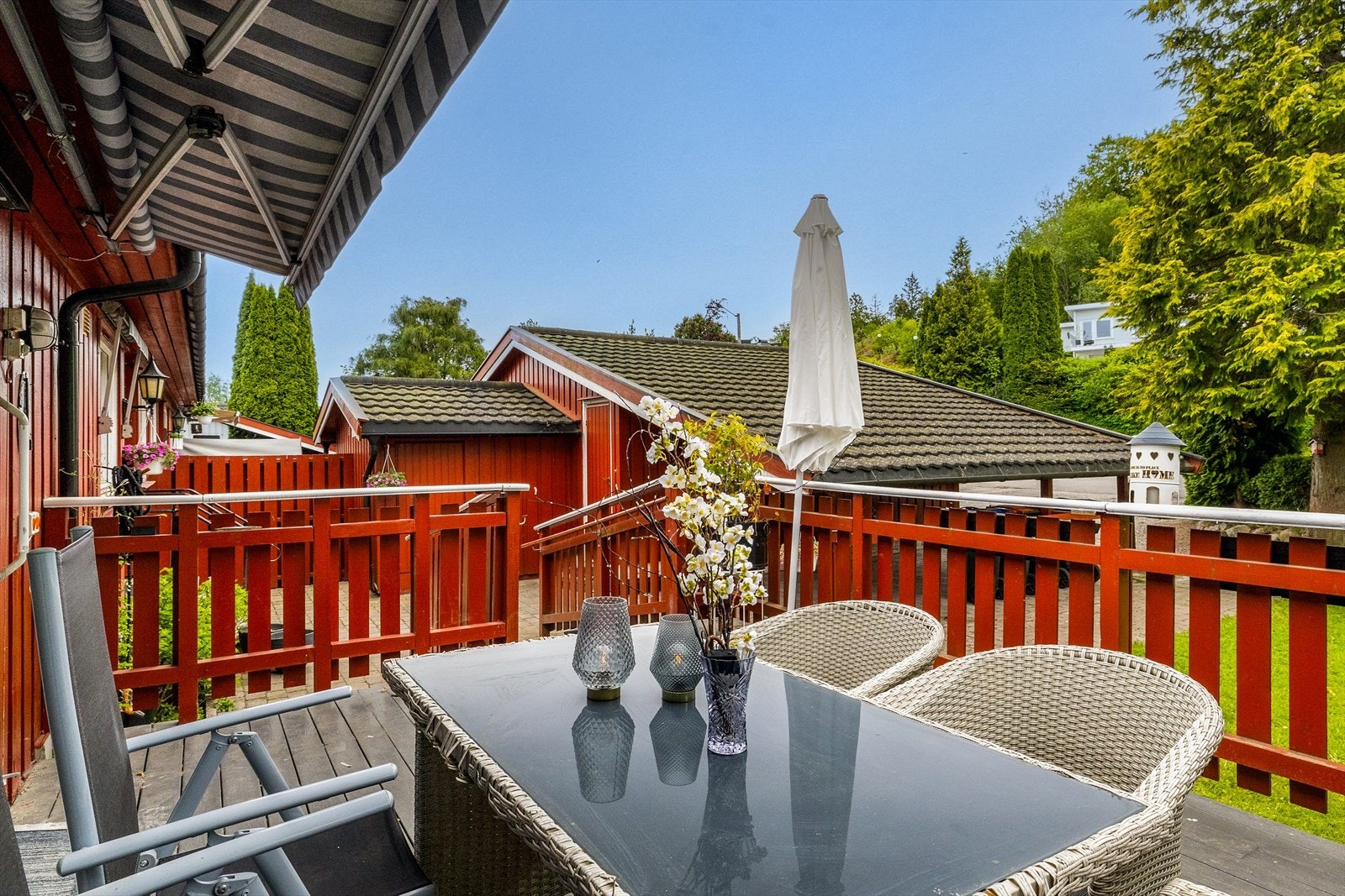 Det er god plass til både spisebord og blomsterkrukker, og den lune plasseringen gjør den like fin for rolige stunder alene som for hyggelige samtaler med gode venner. Galleribilde