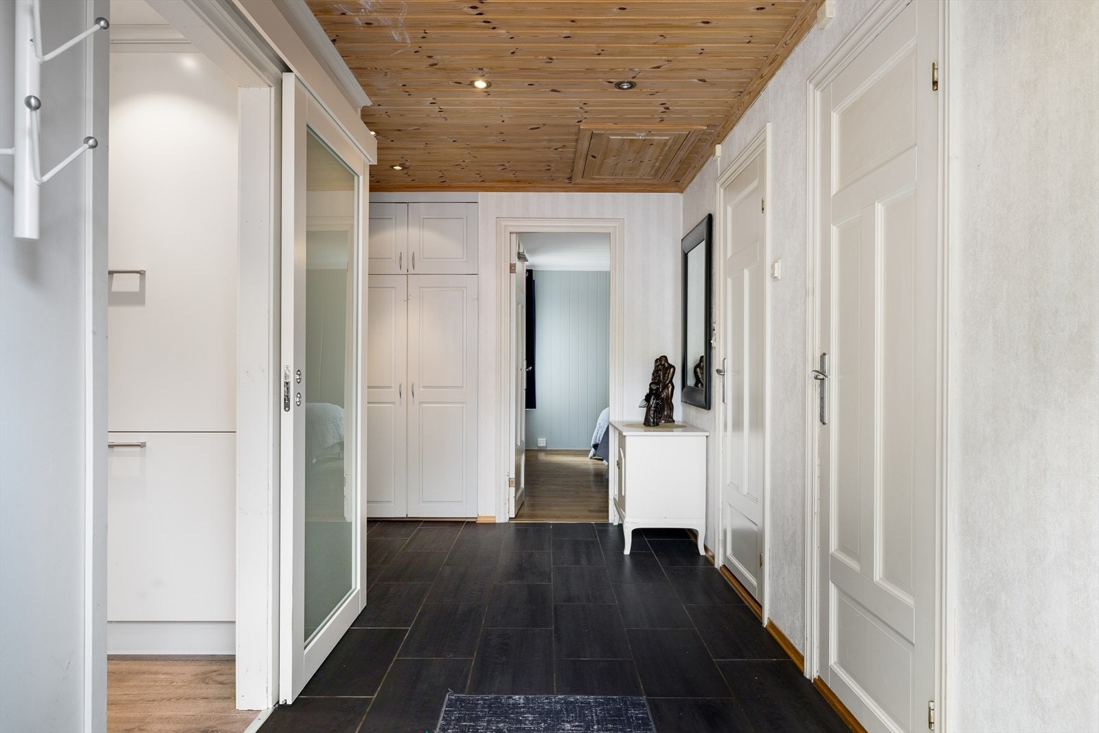 Smart og funksjonell garderobeløsning i entréen - gir god plass til yttertøy og sko. Galleribilde