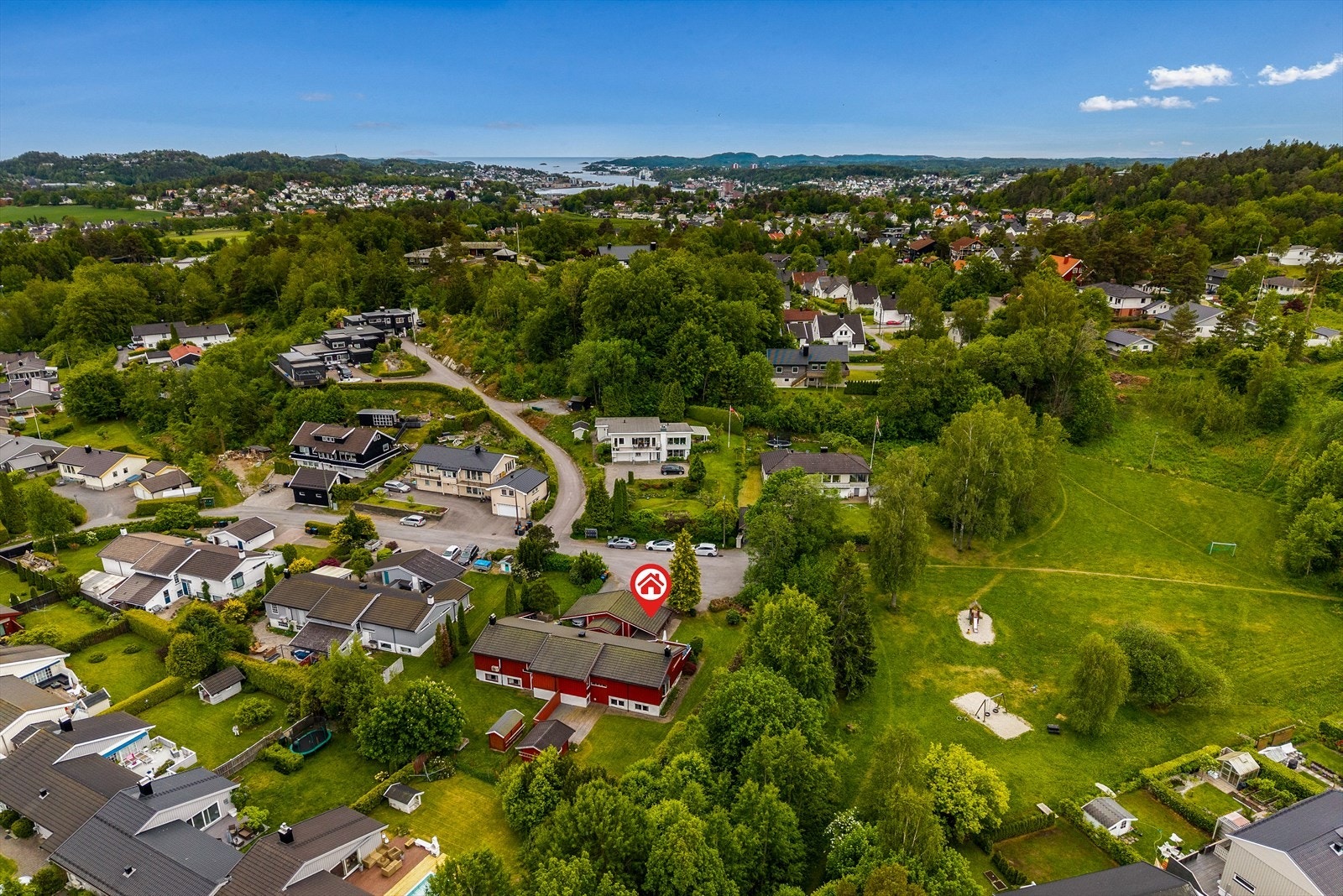 Her bor du i et trygt og barnevennlig område med kort vei til alt du trenger i hverdagen - ideelt for den aktive familien som ønsker både nærhet til natur og enkel tilgang til byens fasiliteter. Galleribilde