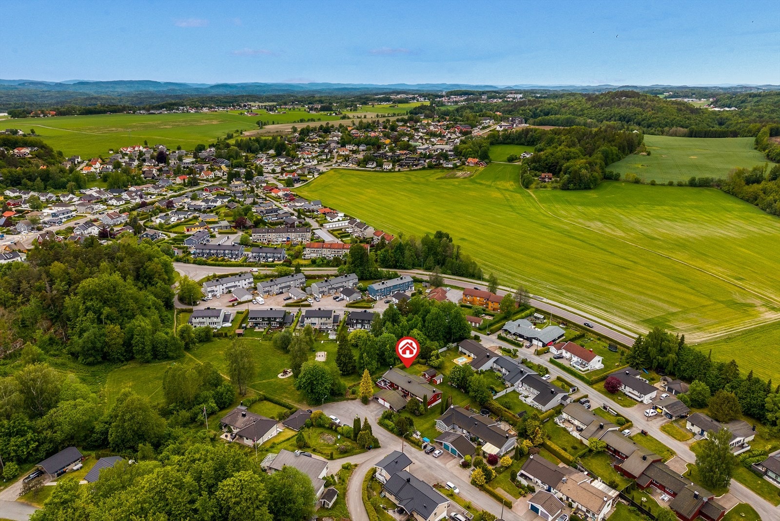 Området byr også på flotte naturopplevelser, med turstier og rekreasjonsområder som Hjertås, Mokollen og Midtåsen rett i nærheten - perfekt for deg som liker å gå turer eller nyte utsikten over byen. Galleribilde