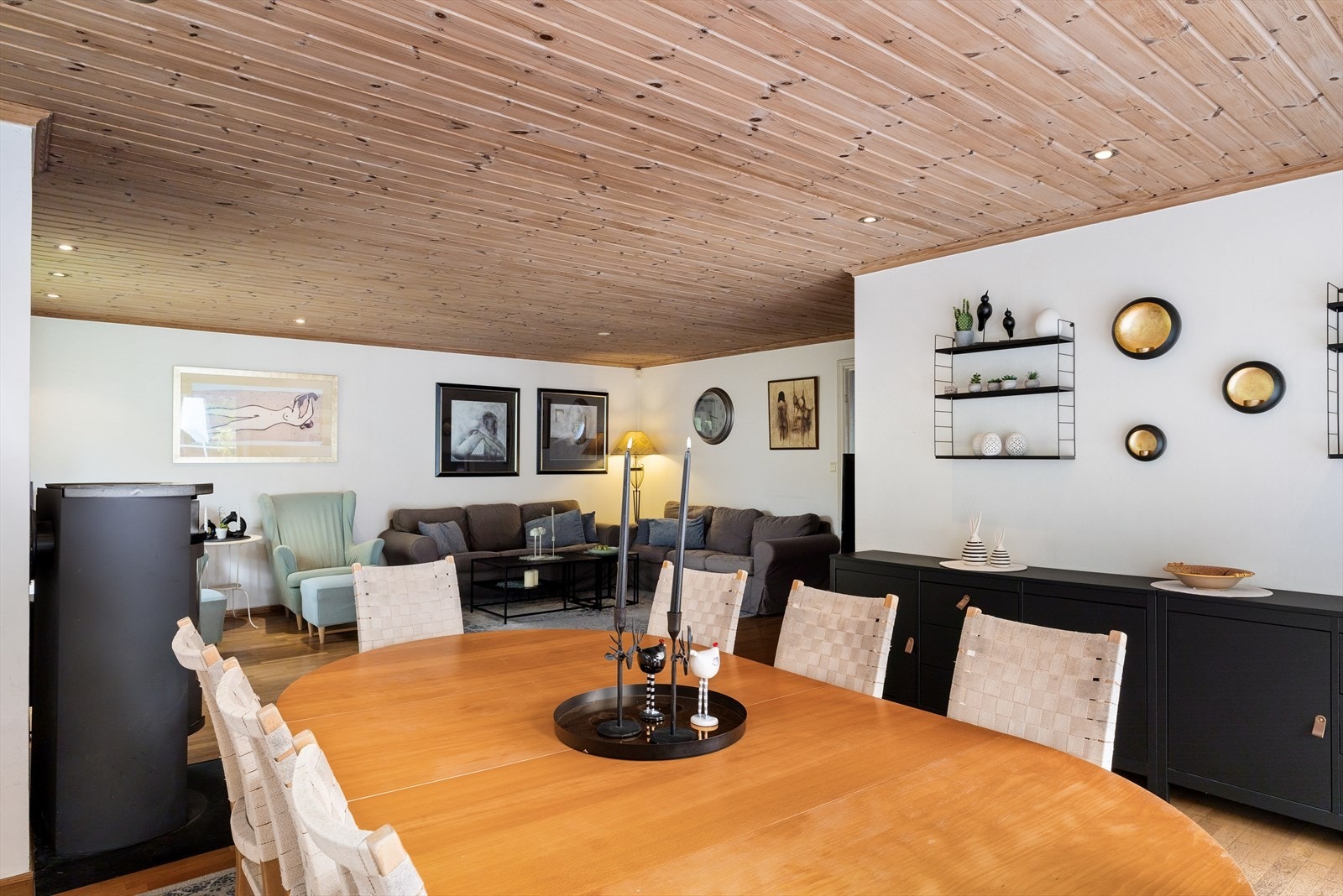 De lyse omgivelsene og nærheten til vinduene gir en luftig og åpen følelse, samtidig som det skapes en lun atmosfære med peisovnen i nærheten. Spiseplassen er lett å møblere og gir god romfølelse. Galleribilde