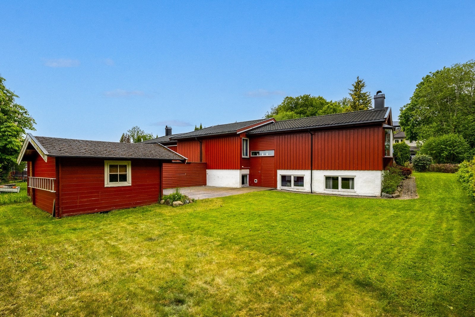 Den store hagen gir rom for både lek og avslapning, og er perfekt for hyggelige familiesammenkomster, grillkvelder eller rolige kaffestunder i solen. Galleribilde