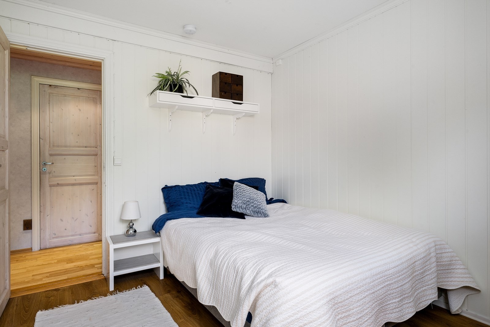 Rommene ligger svalt og behagelig til, noe som gir et komfortabelt inneklima året rundt. Galleribilde