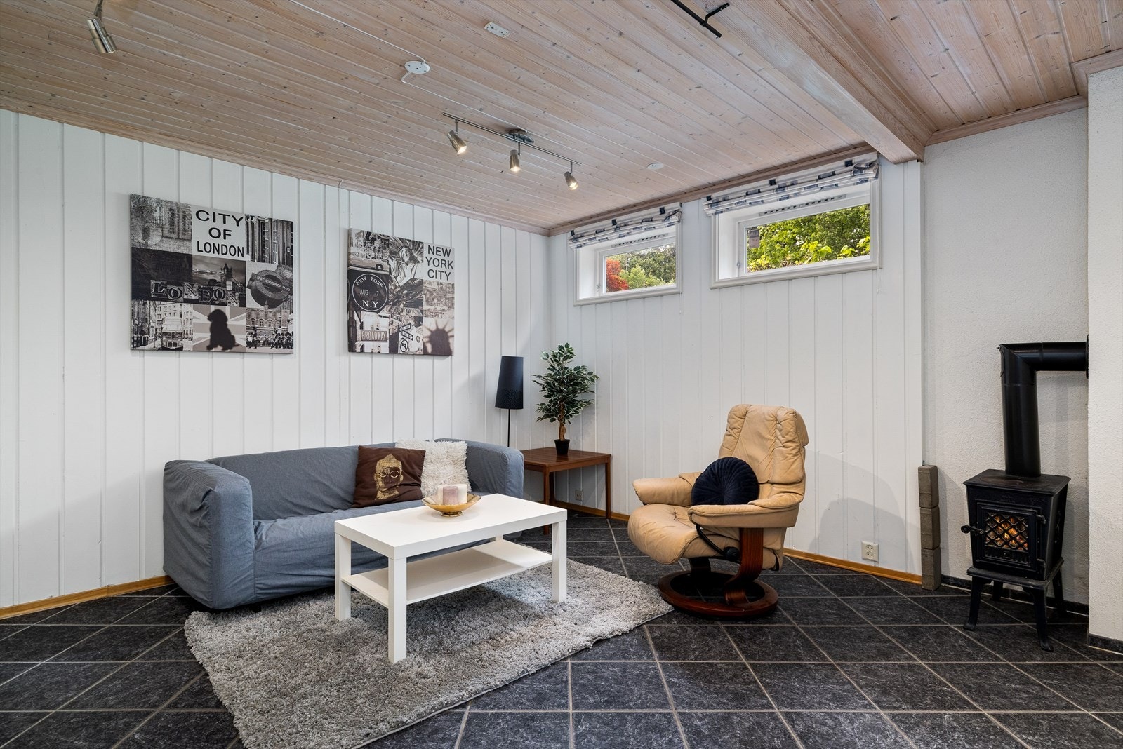 Underetasjen rommer en svært trivelig og velutnyttet TV-stue, som innbyr til avslapning etter en lang dag. Rommet egner seg utmerket som et uformelt samlingspunkt for hele familien - enten det er til filmkveld, lesestunder eller hyggelig samvær. Galleribilde