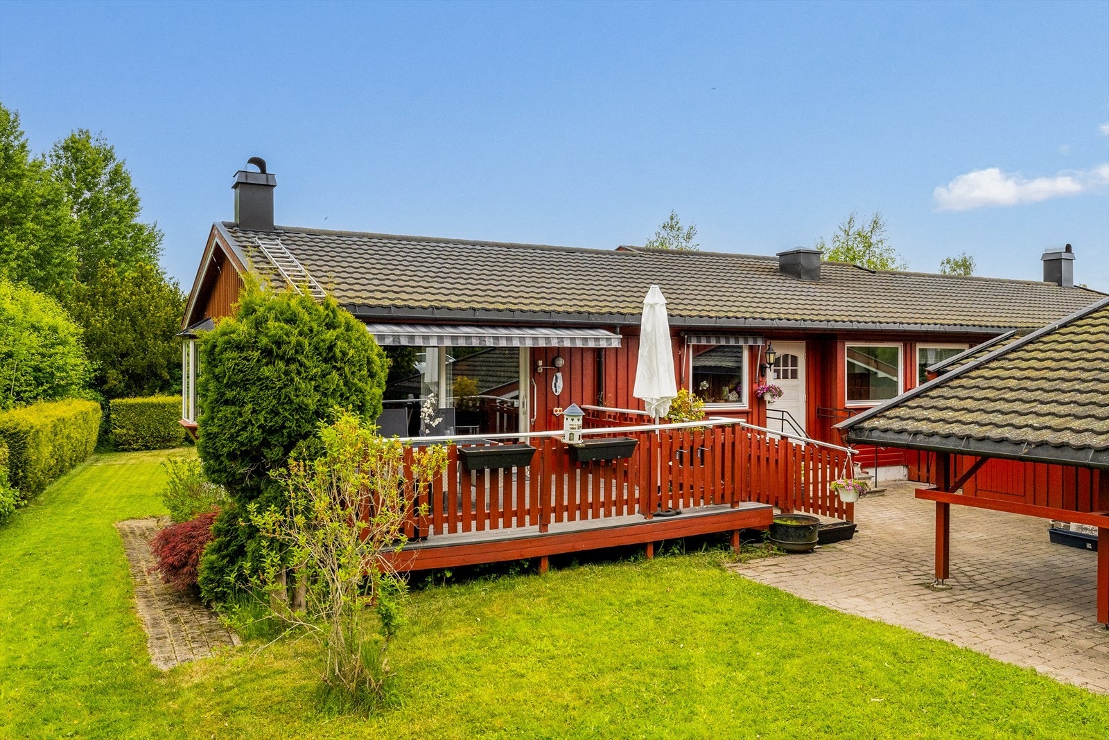 Fra stuen har du direkte utgang til en lun terrasse - en naturlig forlengelse av boligens sosiale sone. Galleribilde
