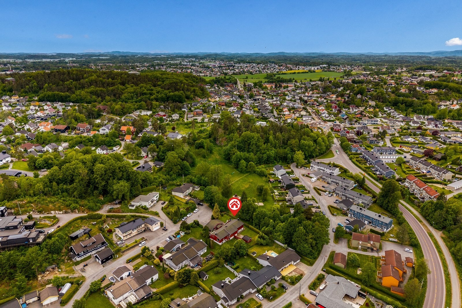 Rask adkomst til E-18 gjør området svært praktisk for pendlere. Alt i alt en ideell beliggenhet for familier som ønsker å bo sentralt, men samtidig med god tilgang til natur, aktivitetstilbud og skolefasiliteter. Galleribilde