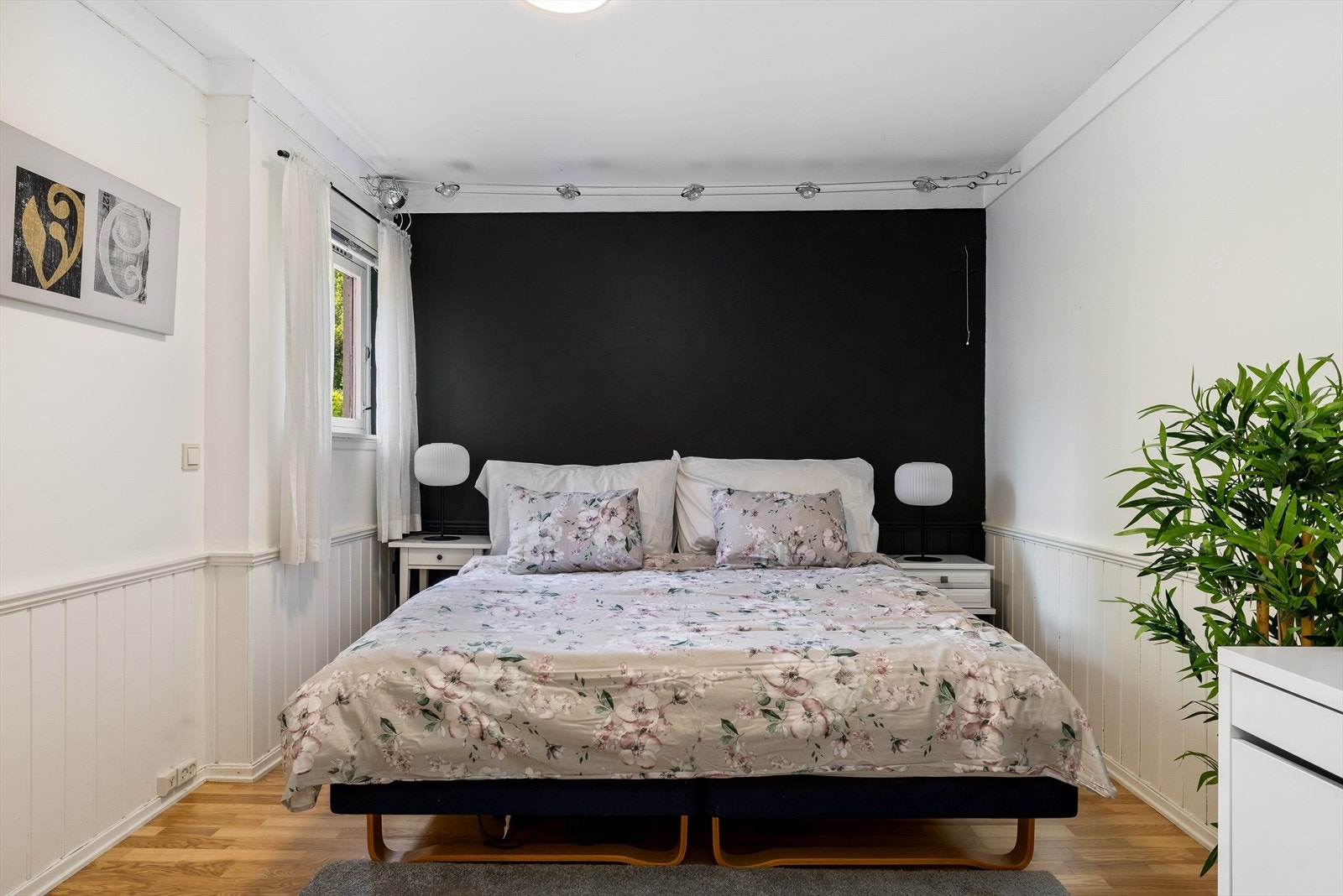 Soverommet fremstår som lyst, luftig og innbydende, med god takhøyde og store vindusflater som slipper inn rikelig med naturlig dagslys. Rommets utforming gir god plass til både dobbeltseng og øvrig møblering. Galleribilde