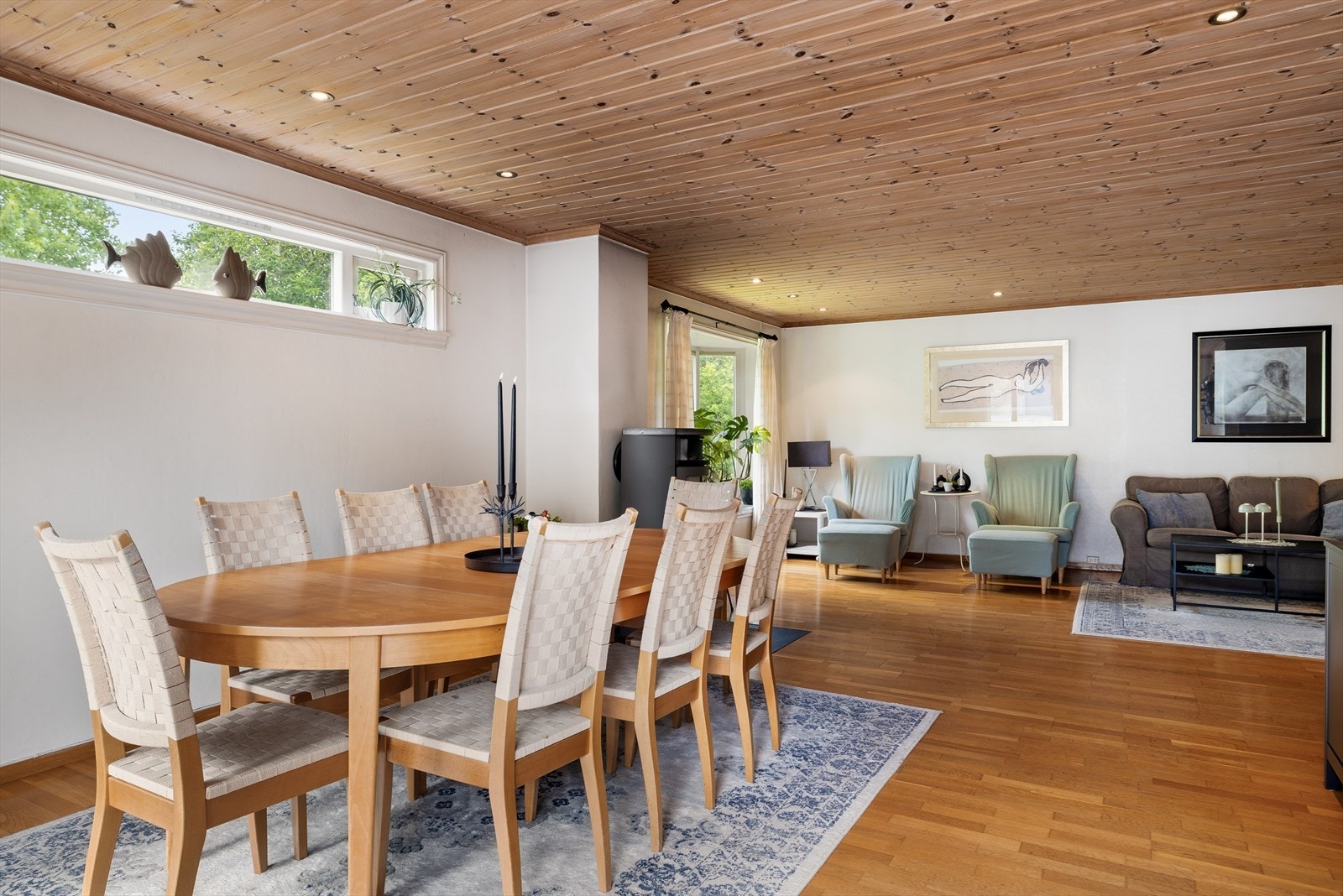 Den er romslig og delt inn i flere soner - her er det naturlige soner for både sofagruppe og en stor spiseplass. Galleribilde