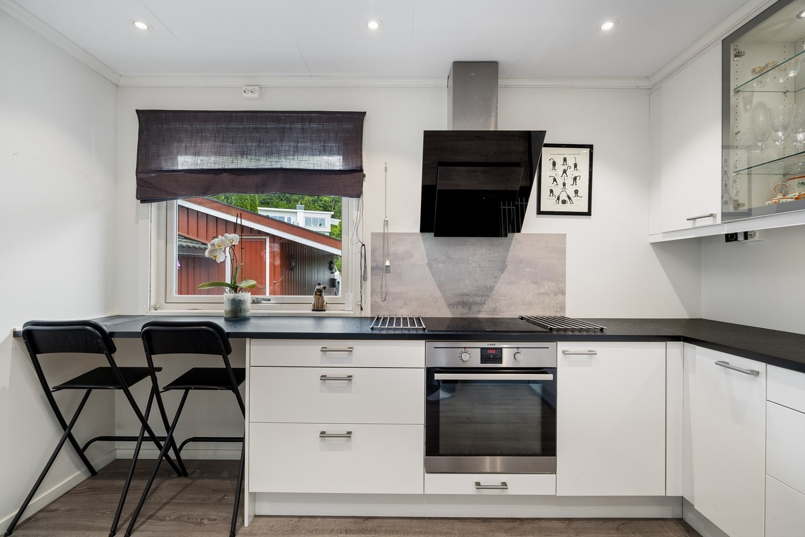 Av integrerte hvitevarer finner du steketopp, komfyr, oppvaskmaskin og kjøleskap. Kjøkkenet har laminat på gulv og downlights i taket som gir god og jevn belysning. Ventilatoren har avtrekk ført ut av boligen. Galleribilde