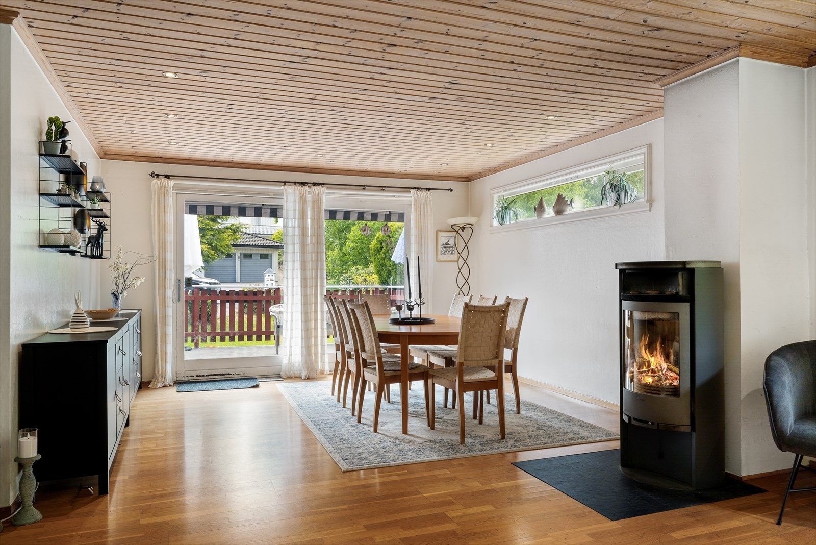 Fra stuen er det direkte utgang til terrasse - en forlengelse av oppholdsrommet i sommerhalvåret. Galleribilde
