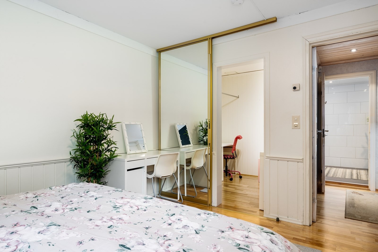 Et flott garderobe rom, er integrert på en måte som sikrer rene linjer og effektiv oppbevaring, og bidrar samtidig til et ryddig og moderne uttrykk. Dette er et behagelig rom som passer både som hovedsoverom, ungdomsrom eller gjesterom. Galleribilde