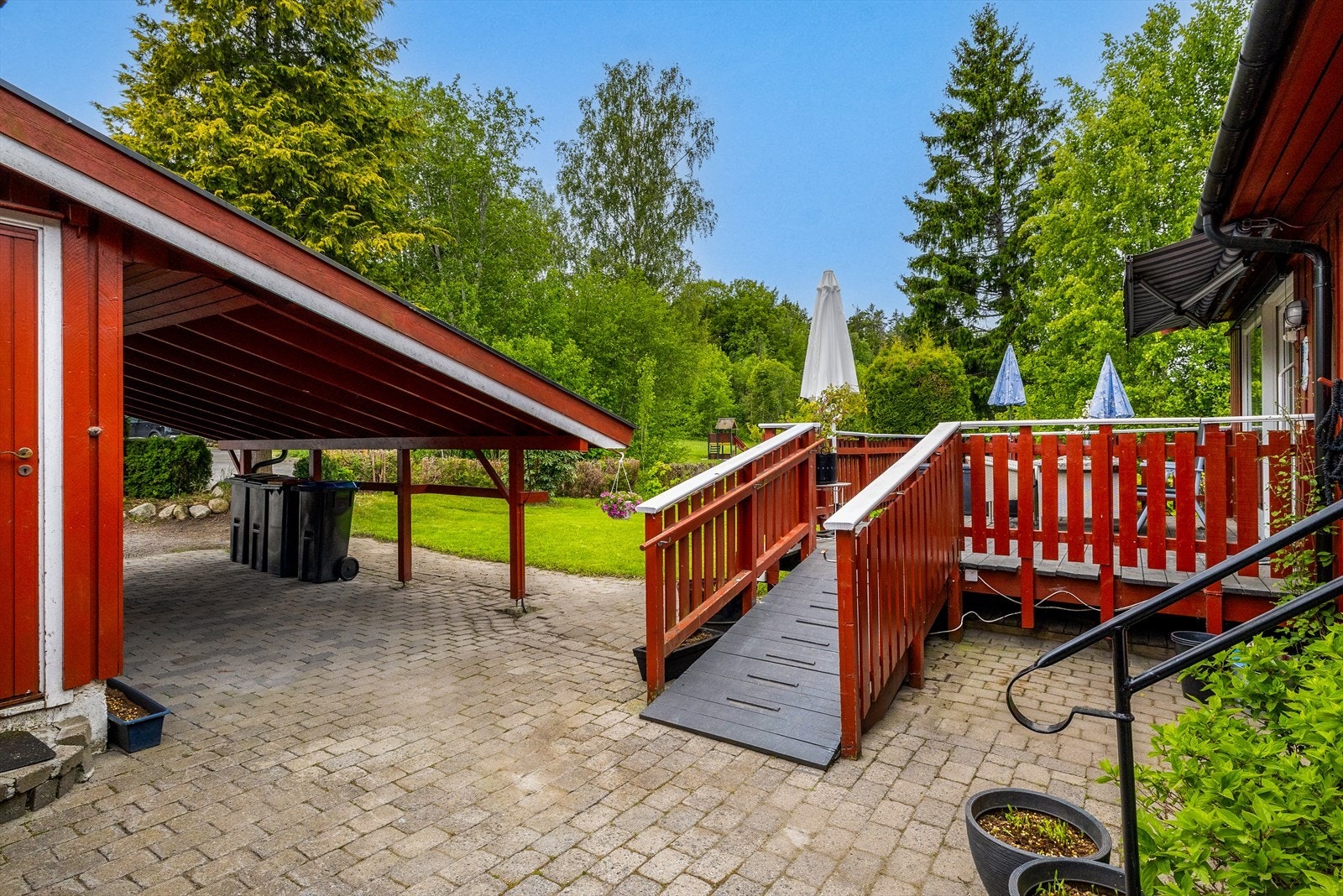 Eiendommen tilbyr en sjelden kombinasjon av solrike, usjenerte uteplasser og en gjennomført, pent opparbeidet tomt. Galleribilde