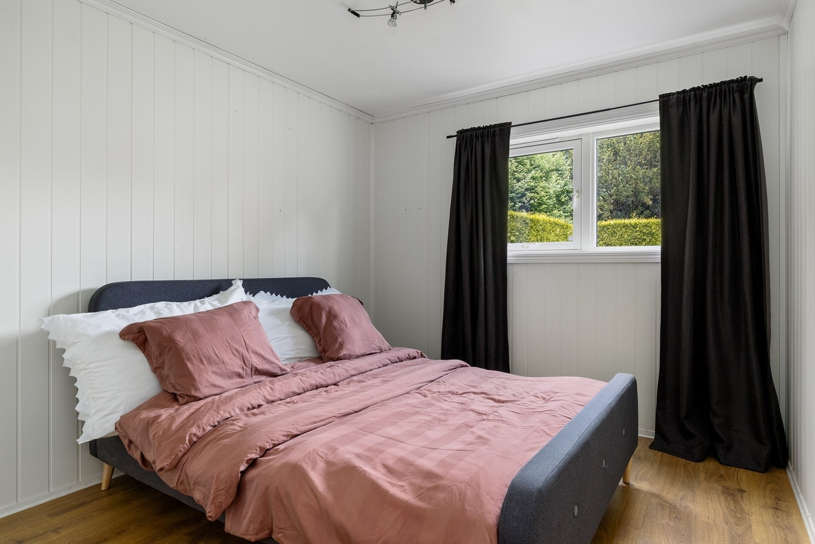 Underetasjen er innredet med tre romslige soverom, alle med god plass til dobbeltseng og øvrig møblering. Galleribilde