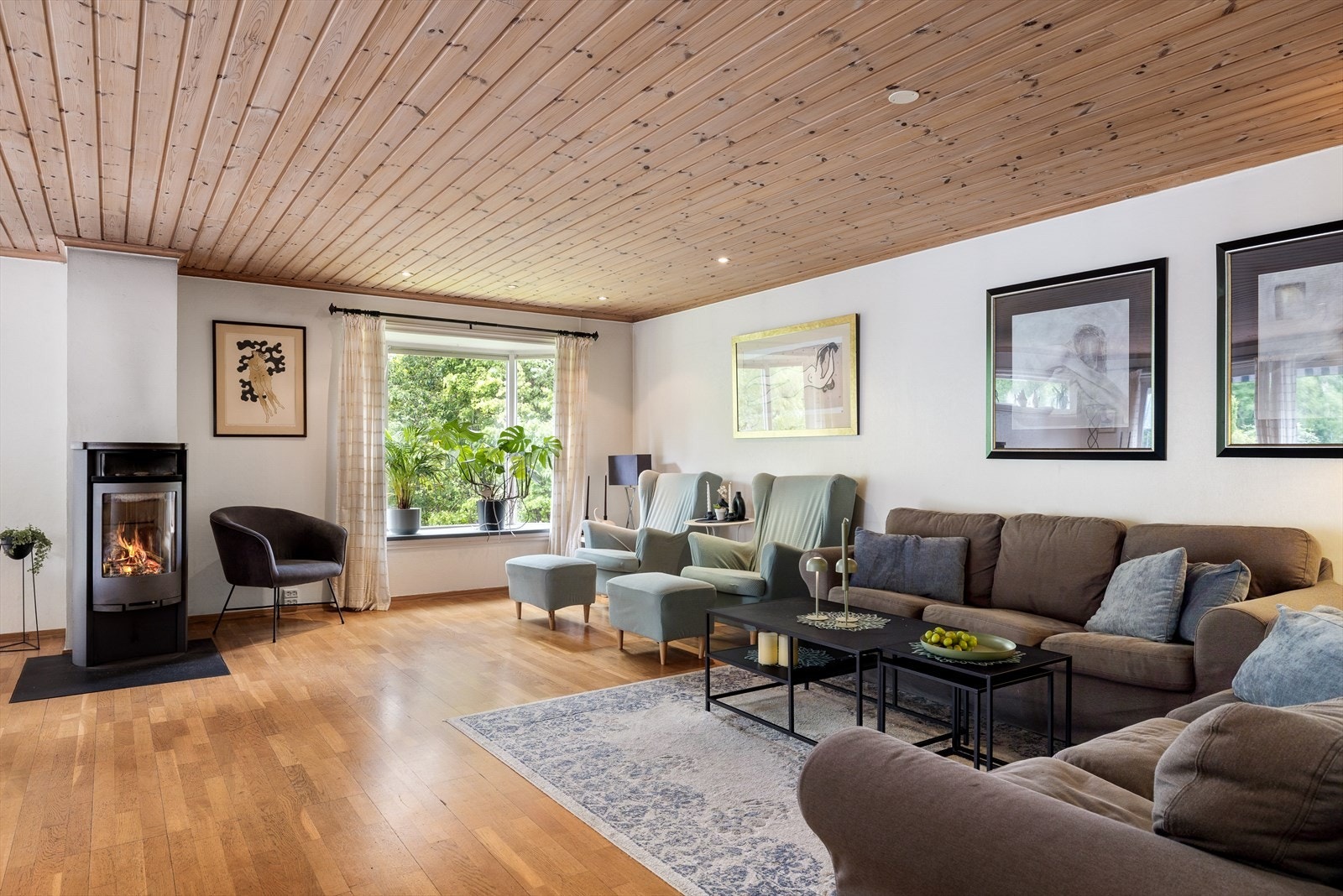 Det er parkett på gulvet, panel i taket, og veggene er holdt i lyse, delikate toner som gir rommet en luftig og harmonisk atmosfære. Galleribilde