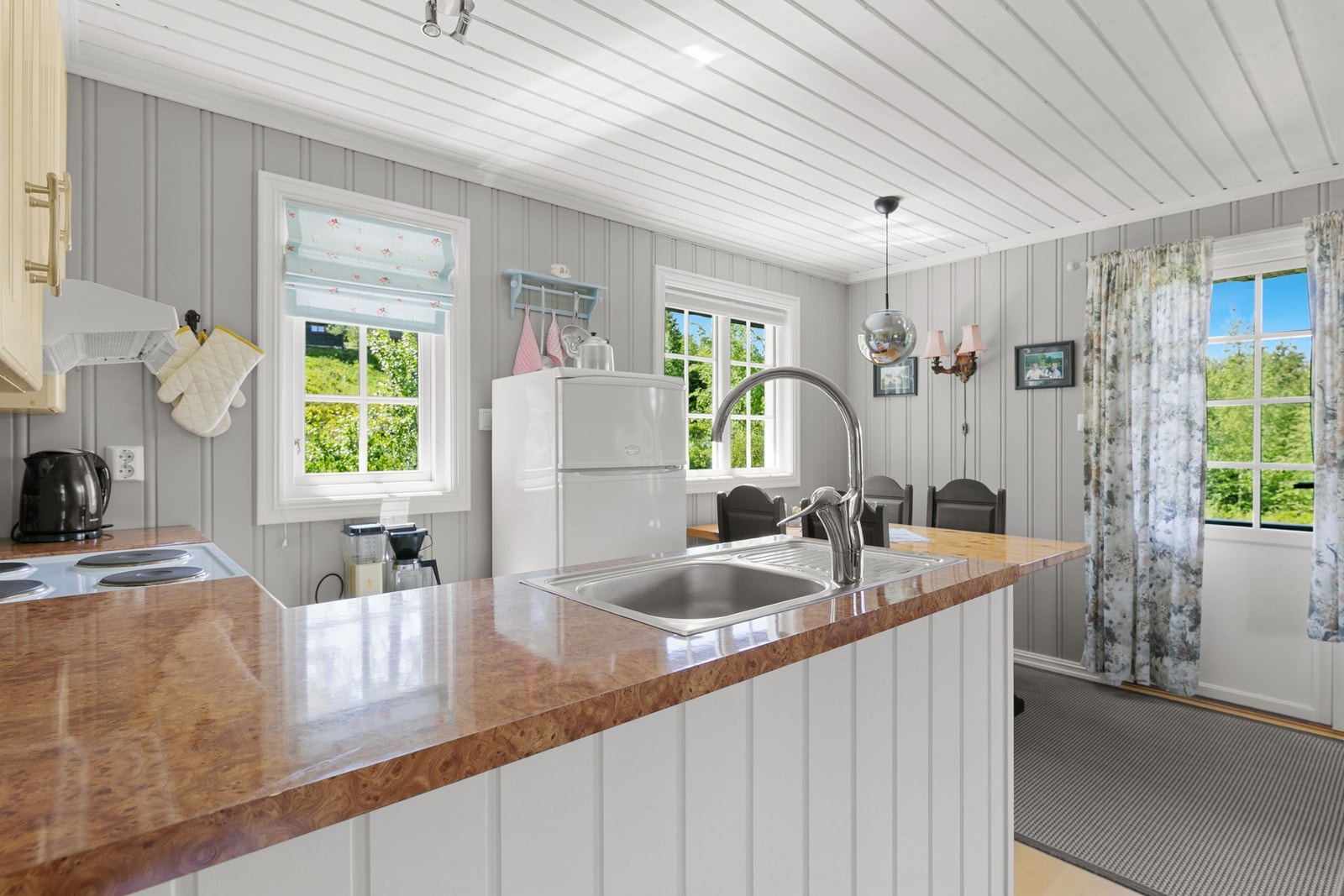 Fra stua/kjøkkenet er det utgang til syd-vestvendt terrasse med optimale solforhold. Galleribilde