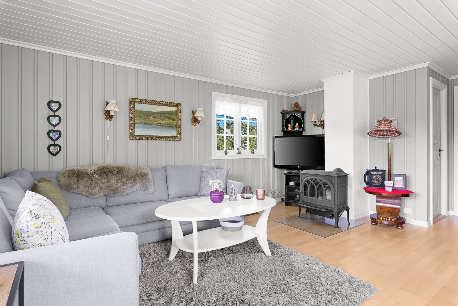 Hytta har en funksjonell planløsning, med stue og kjøkken i åpen løsning. Galleribilde