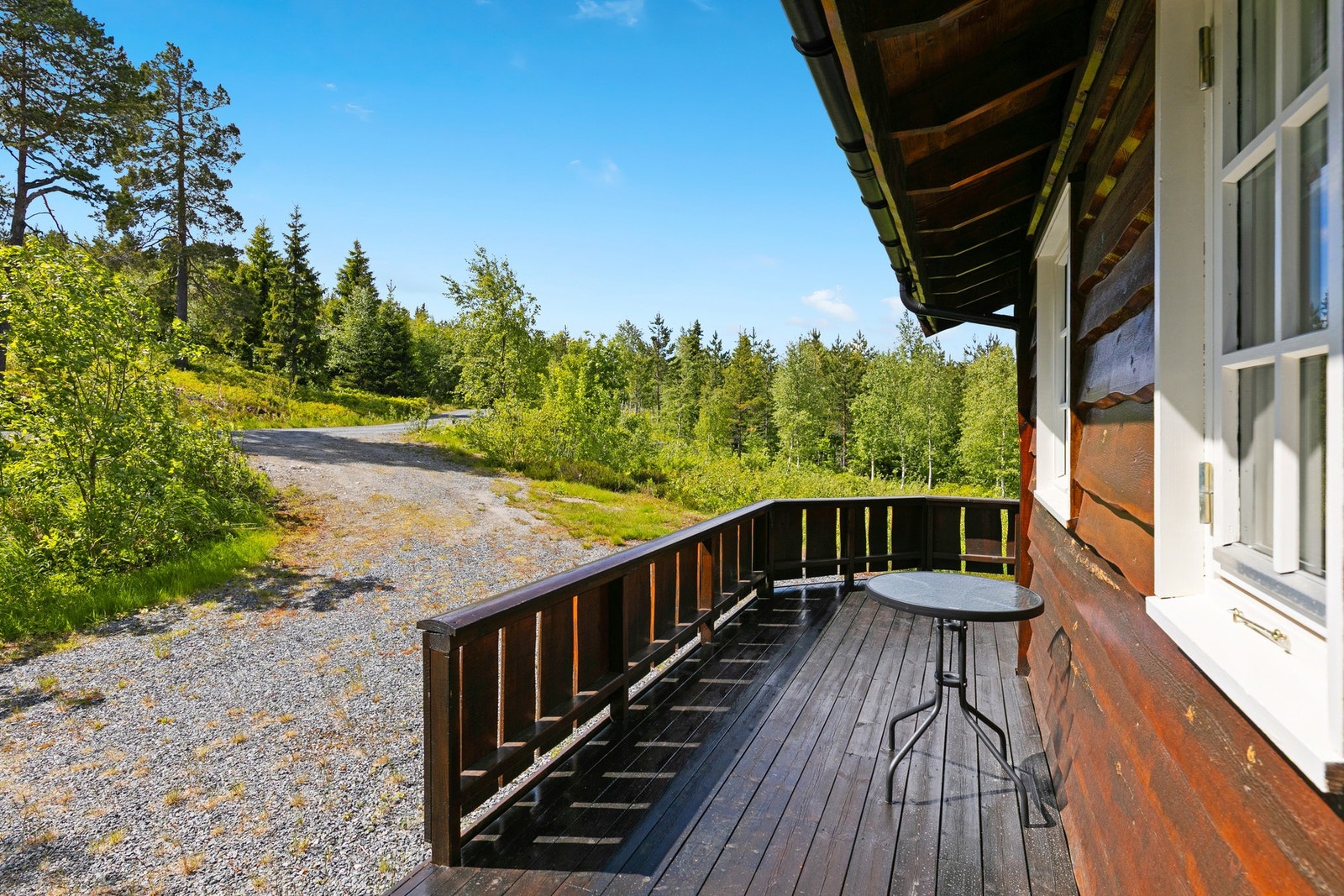 Kjørevei helt frem til hytta med vinterbrøyting. Galleribilde