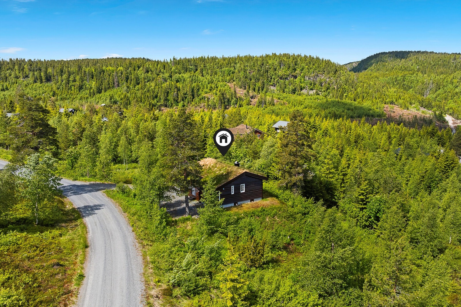 Her får du en klassisk fjellhytte med villmarkspanel og torvtak, i et hyttefelt med god luft mellom naboene. Galleribilde