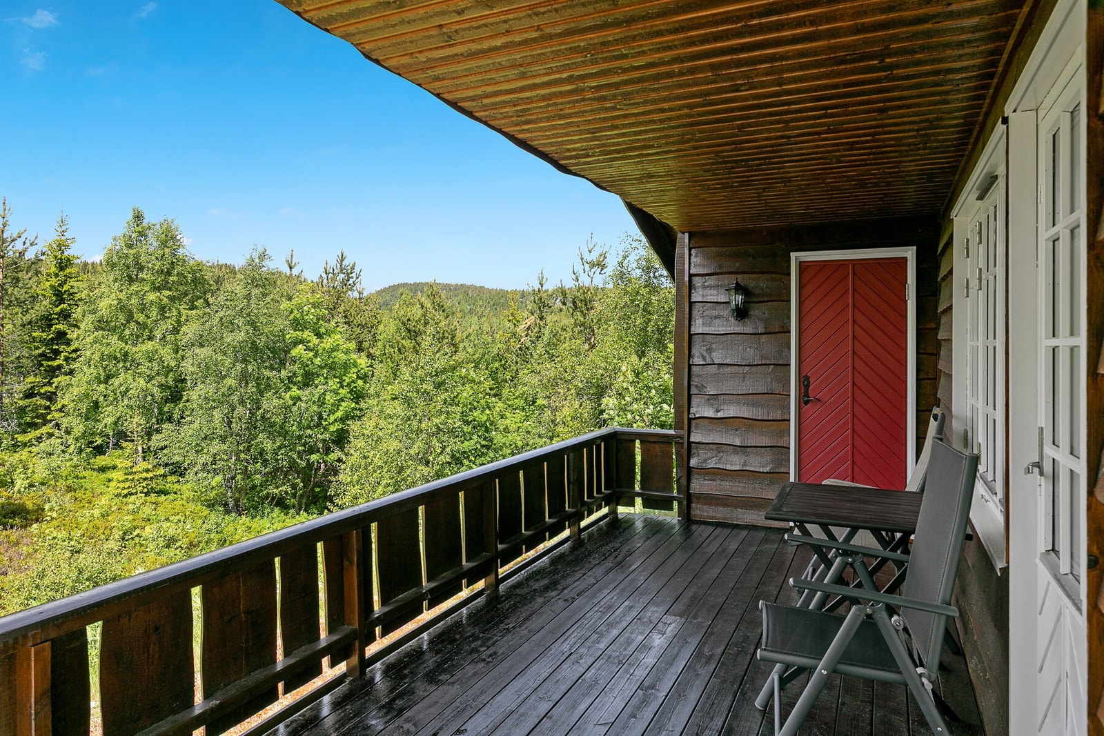 Det er vanskelig å skimte naboene fra terrassen hvor du kan nyte kveldssolen i fred. Galleribilde