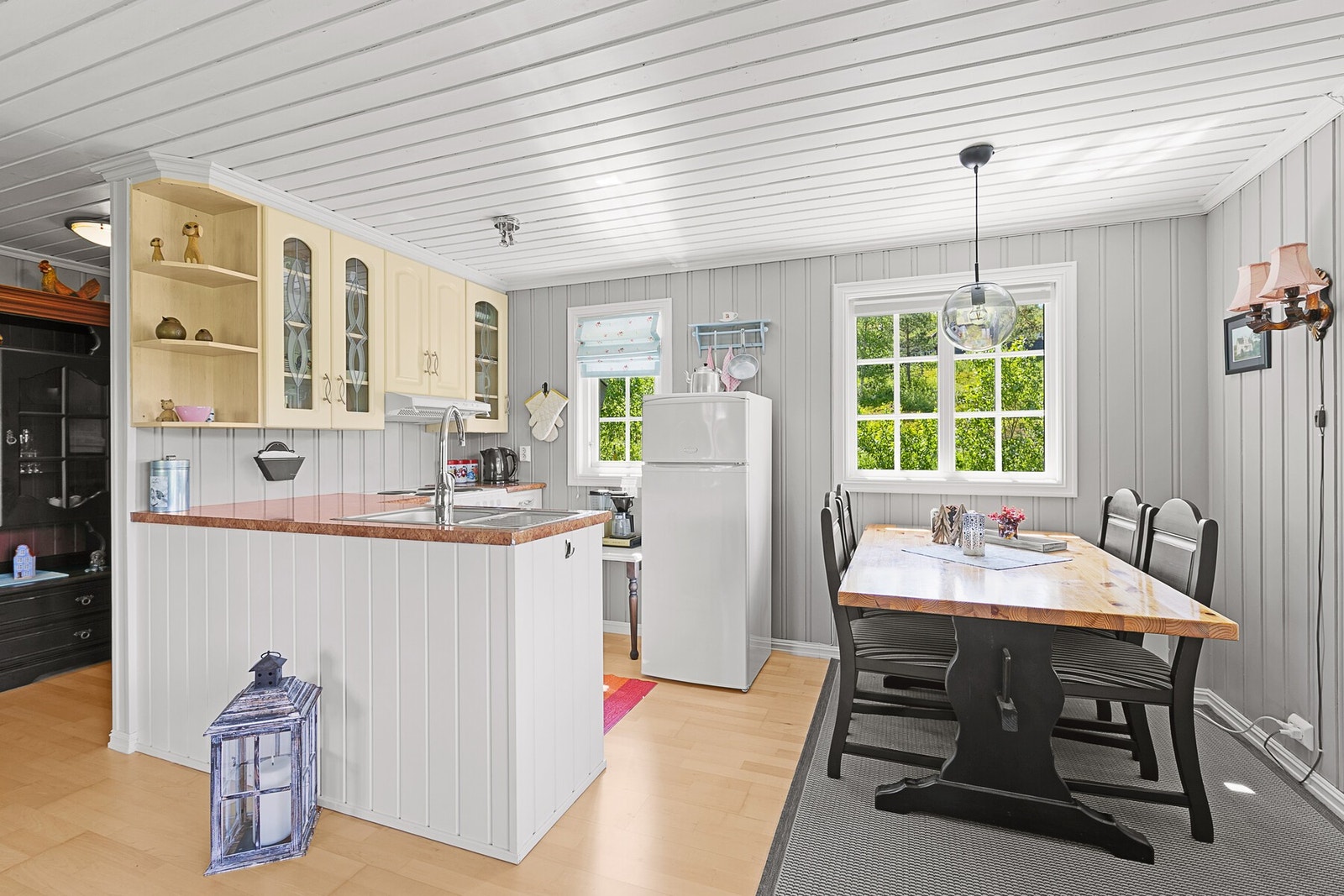 Her har du et sosialt rom hvor du kan underholde gjestene mens du kokkelerer. Galleribilde