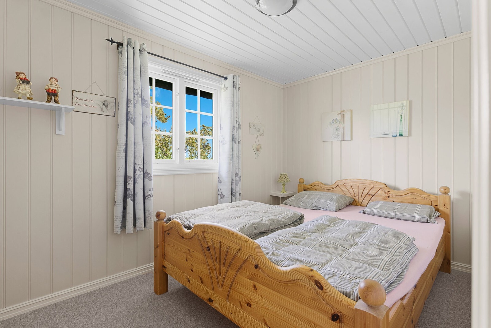 Svalt hovedsoverom med vindu vendt mot nord. Galleribilde