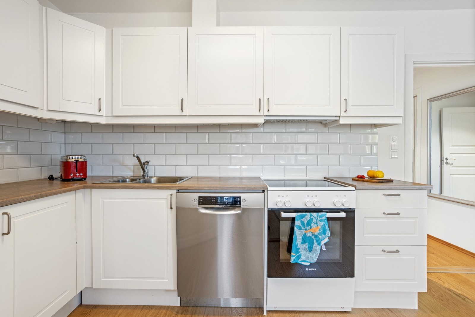 Moderne åpen kjøkken og stue løsning med kvalitetskjøkken fra Norema Galleribilde